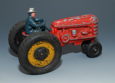 - Farm Toys : Hubley Farmall Tractor, Cast Aluminum